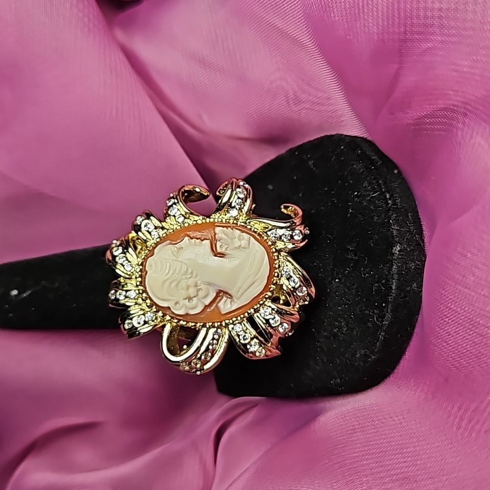 Vintage Amedeo cameo ring